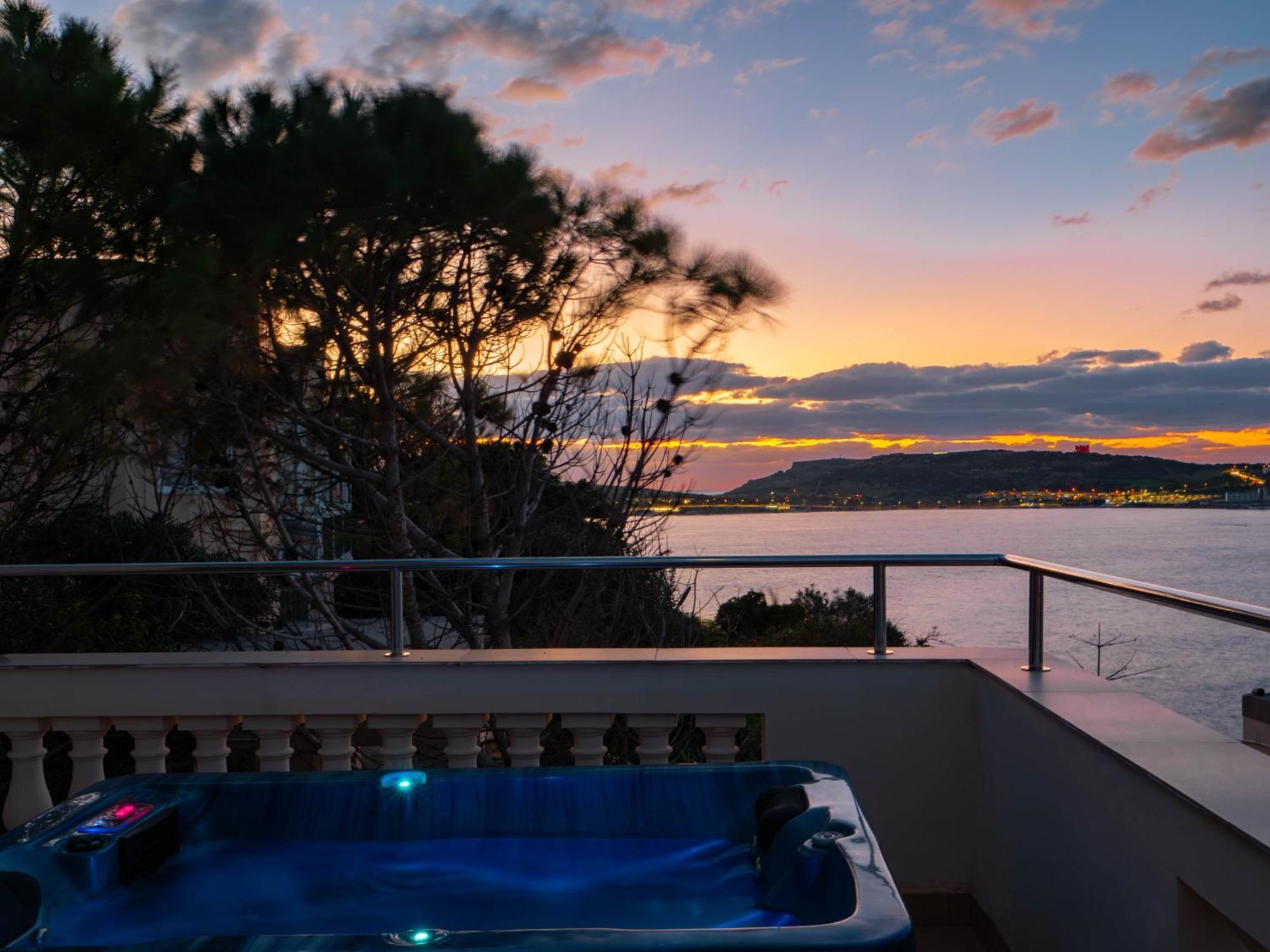 Villa Palma - Sunset Sea Views With Pool, Jacuzzi, Sauna And Games Room Mellieħa Exteriör bild