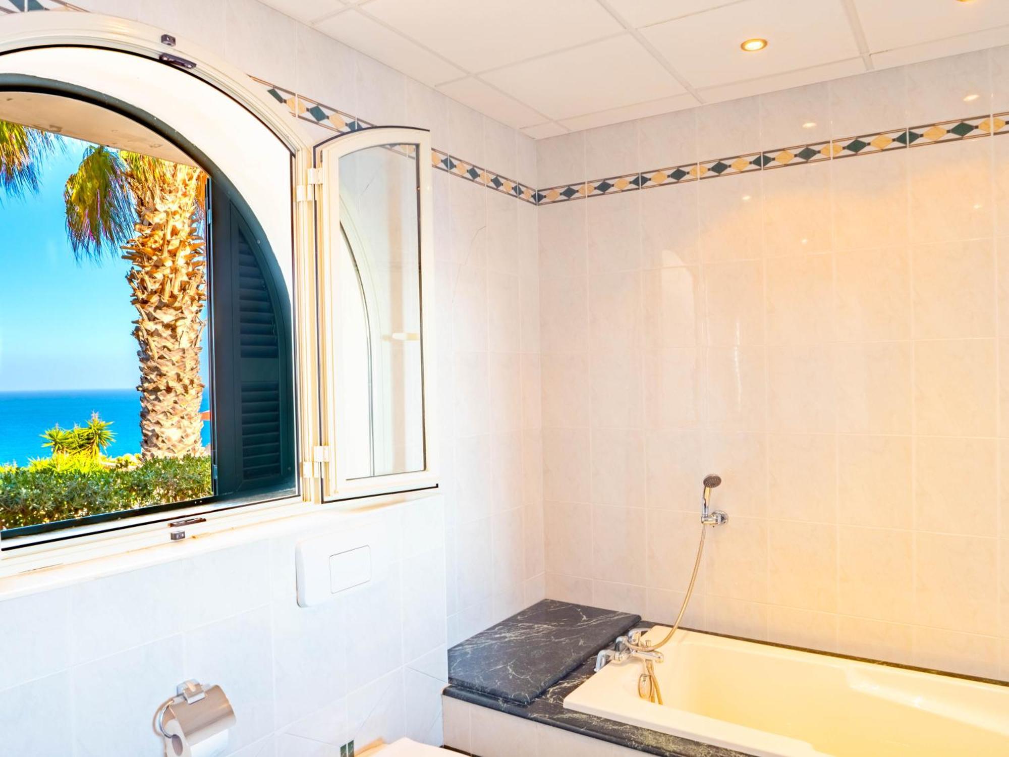 Villa Palma - Sunset Sea Views With Pool, Jacuzzi, Sauna And Games Room Mellieħa Exteriör bild